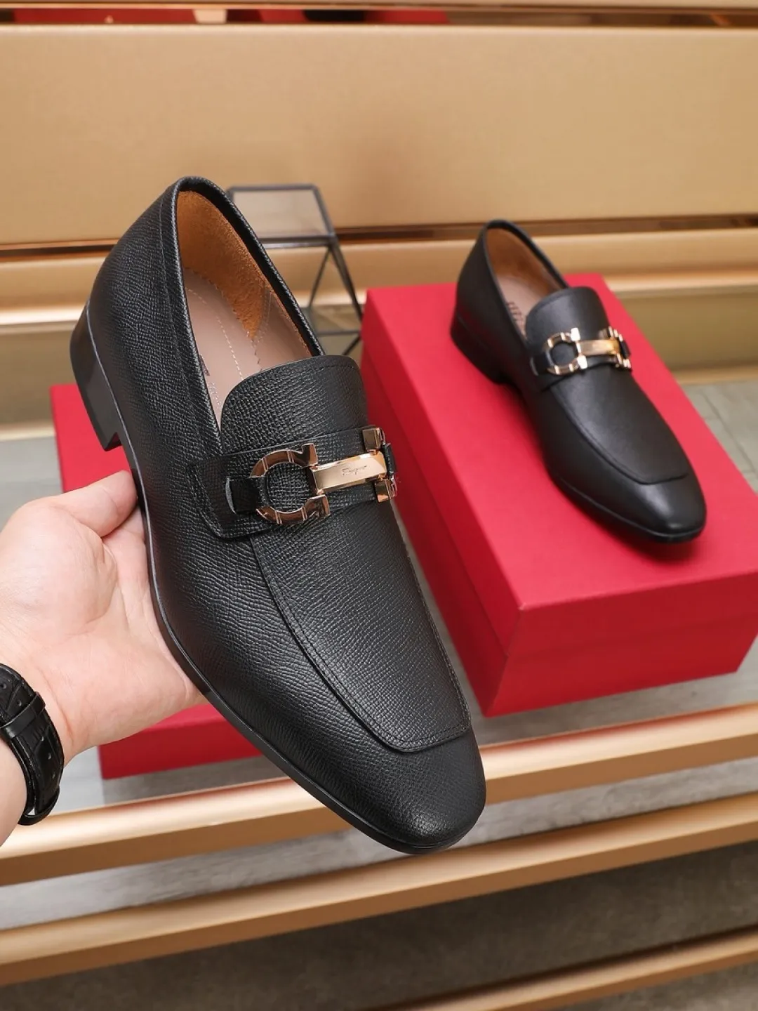 P620💰🔥《Ferragamo》👏Latest • High-end top brand luxury ~ purchasing agency, top quality ~. New fashionable business men's shoes 🔜The uppers are made of original palm-print cowhide➕cowhide·lining, with fine workmanship. The original stylish and soft combination wear-resistant and non-slip outsole is light and comfortable on the foot. The real thing looks better when photographed in person. Color: two colors available. Number of yards: 38/45 yards